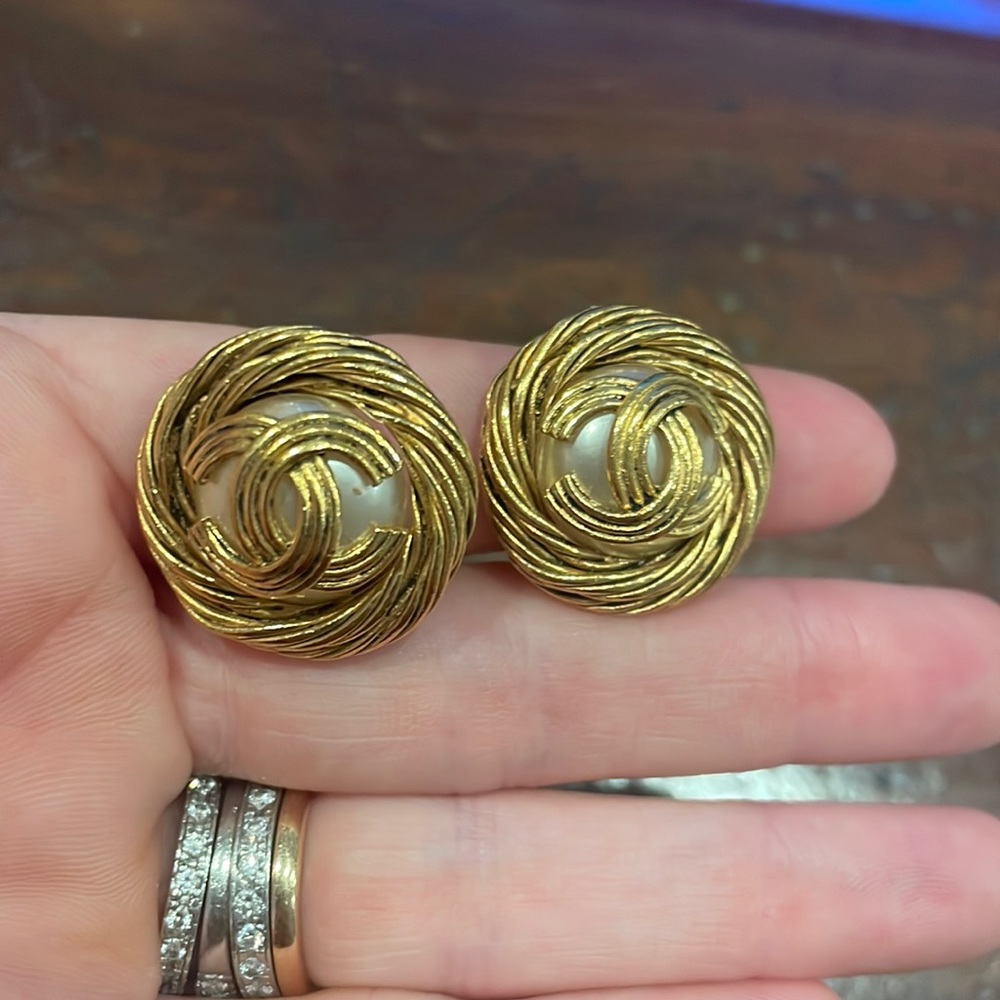 Vintage Chanel clip on earrings pearl and gold